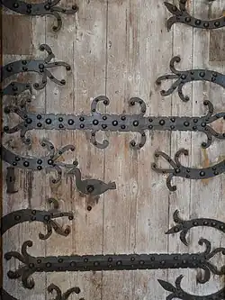 Südliches Westportal, Beschläge mit Vogelmotiven