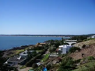 Blick vom Casapueblo aus auf Portezuelo/Ocean Park/Chihuahua (Küstenstreifen am Horizont)