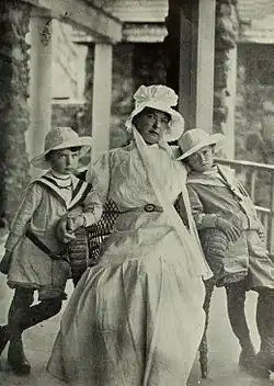 Carol Brooks mit Söhnen