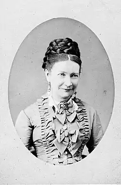 Ludmilla Assing (1821–1880) Fotografiert von Fratelli Alinari, Frau mit geflochtenen Haaren. Brustbild. Auf Rückseite handschriftlicher Namenszug: "Ludmilla Assing", Copyright, Dichter- und Stadtmuseum Liestal, Inventarnummer, DIST_000004456 Lizenzbedingungen CC BY-NC-SA 4.0