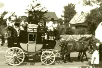 Post­kut­sche mit Ober­deck­sit­zen