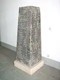 Ein Postmeilenstein von 1730 im Eingangsbereich