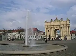 Blick in nordöstliche Richtung, Brunnen mit Fontäne und Brandenburger Tor