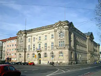 Postgebäude an der Südostecke des Platzes