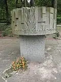 Denkmal (von 1979) für Bombenopfer auf Neuem Friedhof