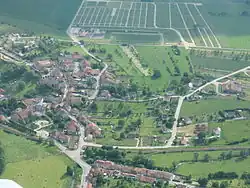 Unten die ehemalige Manufaktursiedlung, links das Unterdorf, auf dem Hang darüber das Oberdorf, im Hintergrund das Areal der Landwirtschaftsmesse