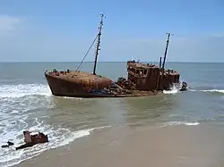 Schiffswrack an der Praia de Santiago von Cacuaco
