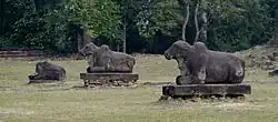 Nandi-Bullen vor dem Preah Ko-Tempel, Siem Reap, Kambodscha (9. Jh.)