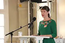 France Elena Damian spricht am Stehpult auf der Pressekonferenz im Deutschen Theater anlässlich der Vereinsgründung von Pro Quote Bühne e. V.