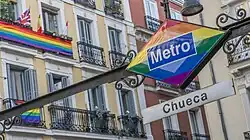 Chueca, Madrid: Metro-Logo im Regenbogendesign im Lesben- und Schwulenviertel