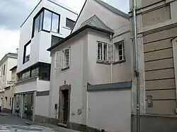 Das moderne Gebäude links ist das Wohn- und Atelierhaus Lechner