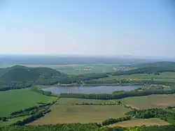 Stausee Buková in den Kleinen Karpaten und die Landschaft Záhorie im Hintergrund. Gemeinde Buková, Okres Trnava
