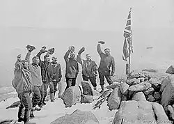 Steinhügel und Gedenktafel auf Proclamation Island, Enderbyland, errichtet im Januar 1930 von Sir Douglas Mawson. Der Hügel und die Tafel dienen der Erinnerung an die Landung von Sir Douglas Mawson und einer Gruppe der britischen, australischen und neuseeländischen Forschungsexpedition in der Antarktis 1929–1931 (BANZARE) auf Proclamation Island.