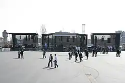 Ein Platz mit mehreren Bühnen