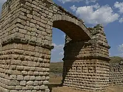 Reste der römischen Brücke von Alconétar in der Provinz Cáceres in Spanien. Die antike Segmentbogenbrücke führte ursprünglich beim Dorf Garrovillas über den Tajo. Sie wurde 1972 beim Bau des Alcántara-Staudamms 6 km flussaufwärts verlegt und steht heute weitgehend auf dem Trockenen.