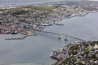 Foto einer Brücke, die eine Meerenge überspannt, auf beiden Seiten der Brücke liegt ein städtisch bebautes Gebiet