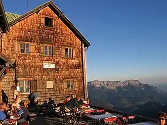 Purtschellerhaus mit Untersberg