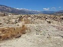 Südseite der „Villa“ mit zwei Säulenbasen