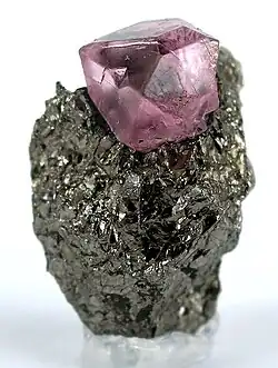 Rosafarbener Spinell auf Pyrrhotin aus Kuch-i-Lal, Distrikt Ischkaschim, Tadschikistan (Größe: 2,2 cm × 1,6 cm × 1,2 cm)