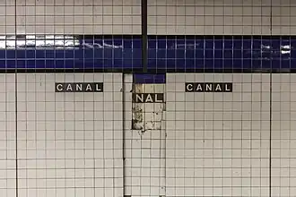 Renovierung durch Über­kleben ursprüng­licher Fliesen, Namens­zeilen in der Helve­tica statt Vickers’ Schrift