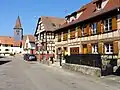 Dorfkirche (links) und ehemalige Synagoge von Quatzenheim (rechtes Fachwerkhaus)
