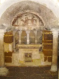 Romanische Krypta mit Säulen und halbkreisförmigem Gewölbe in der Wipertikirche in Quedlinburg
