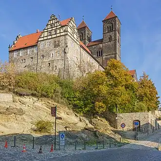 Blick von der Wassertorstraße ostwärts zum Quedlinburger Schlossberg (2018); vorn die Klippen