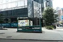 Eckeingangsgebäude zu 2 und 3 Jackson Park, davor ein Zugang zur Station „Queens Plaza“