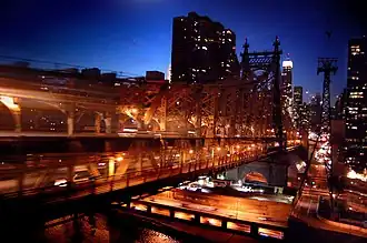 Beleuchtung der zwei über­einander angeord­neten Brückendecks