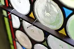 Hafte aus ver­zinntem Kupfer­draht zur Ver­bindung von Bleinetz mit Wind­eisen