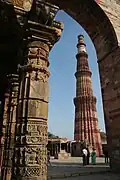Blick aus der Quwwat-ul-Islam-Moschee auf das Qutb Minar