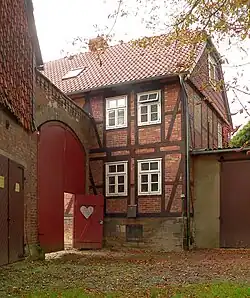 Ein Vierseithofanlage mit hohem Durchfahrtstor