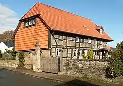 Ein typisches Wohnhaus einer Hofanlage als zweigeschossiger Fachwerkbau