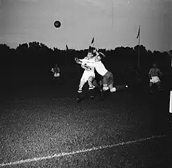 Helsingborg-Derby in der höchsten Liga Råå - HIF 1950. Torwartlegende Kalle Svensson boxt den Ball vor den angreifenden Råå-Spielern.
