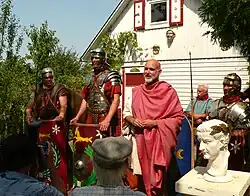 Reenactment-Gruppe Legio XXI Rapax an der Infohütte, 2025