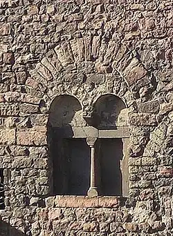 Romanisches Erdgeschoßfenster