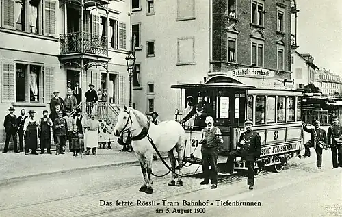 Das letzte Rösslitram in Zürich am 5. August 1900 vor dem Restaurant «Friedensburg» im Seefeld