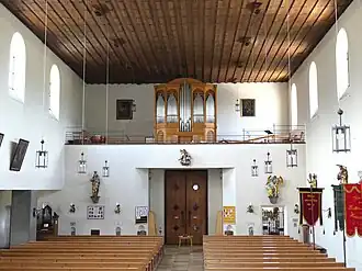 Blick auf Haupteingang, darüber Empore mit Orgel