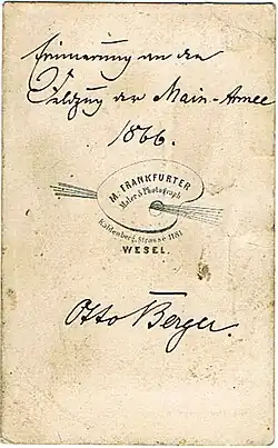 Handschrift von Otto Berger und Stempel des Fotografen