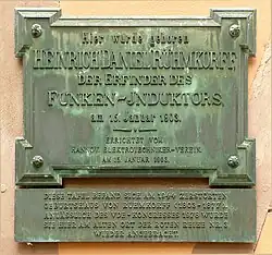 Gedenktafel in Hannover am Nachbarhaus seines Geburtshauses, im Zweiten Weltkrieg zerstört