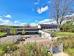 Halle (links) und Grundschule (rechts).