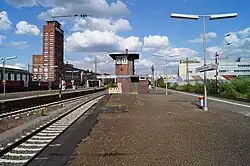 Auf der linken Seite des Opelbahnhofs ist der Opelturm zu sehen
