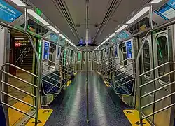 Innenraum eines 3,05 Meter breiten Fahrzeugs der Baureihe R211A der New York City Subway mit Längssitzen