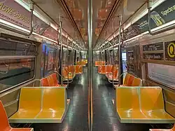 Vandalismusresistente Kunststoffsitze in einem Fahrzeug der Baureihe R-68A der New York City Subway