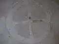 An der Decke des Kapellenraums ist in der Mitte der Dachkuppel ein von einem Kreisring umgebenes Kreuzsymbol angemalt.