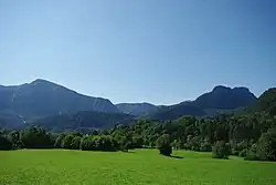 Blick von Nonn. Links das Lattengebirge, rechts das Müllnerhorn