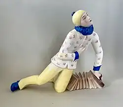 Harlekin auf Bandonio gestützt (0785) Feinsteingutfabrik Max Roesler Abteilung Darmstadt, 1930