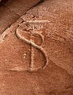 Sitzender Pavian, Ton, Ritzsignatur