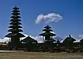 Pura Ulun Danu Batur, im Hintergrund der Gunung Agung