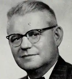 Dieses Foto in schwarzweiß als frontale Porträtaufnahme zeigt den US-amerikanischen Audiologen Raymond Theodore Carhart und wurde 1958 aufgenommen.